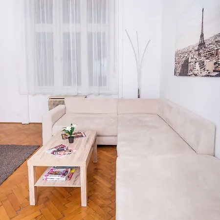 Spacious 3-bedroom Next To Parliament Appartamento