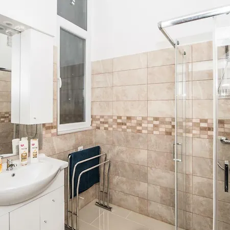 Spacious 3-bedroom Next To Parliament