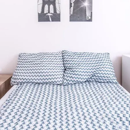 Spacious 3-bedroom Next To Parliament Appartamento Budapest